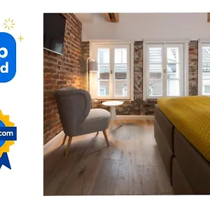 Square 8 Apartment